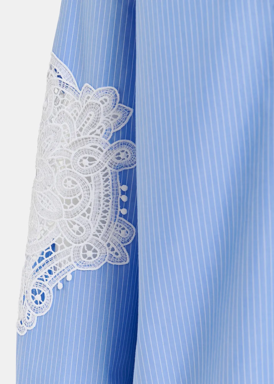 Chemise en coton bleue et blanche à broderies