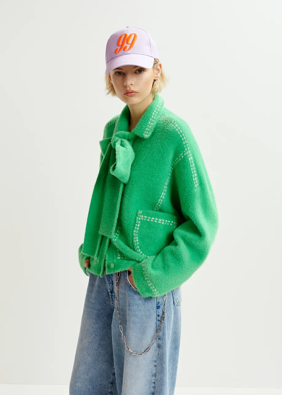 Groene cardigan met contrasterende stiksels en sjaal