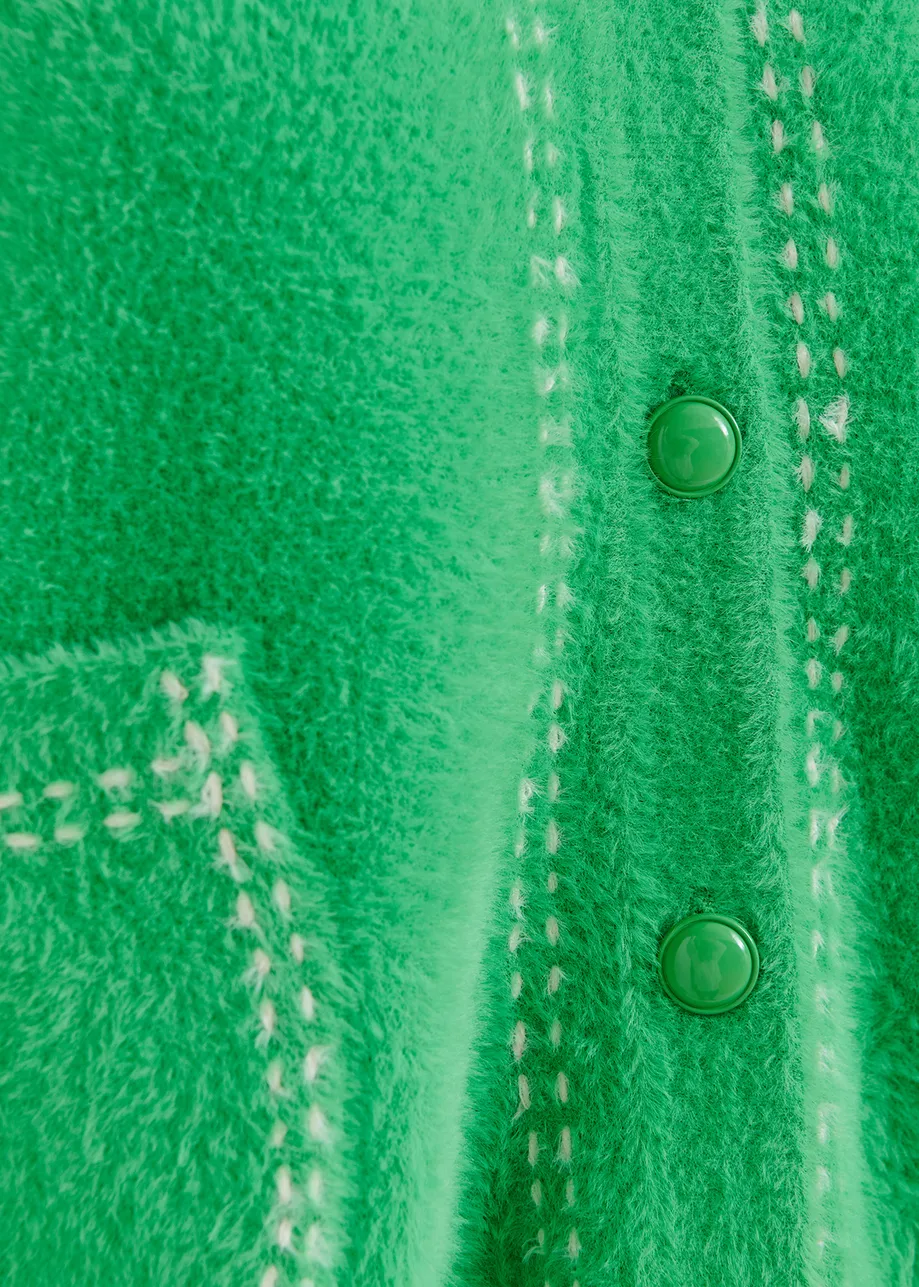 Groene cardigan met contrasterende stiksels en sjaal