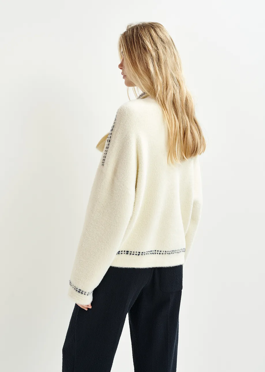 Weißer Strickpullover mit Kontrastnähten und Schal