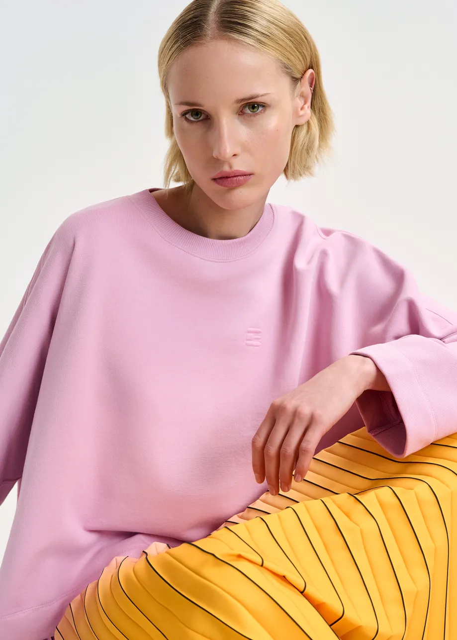 Pink short-sleeved sweatshirt with E-shaped embroidery