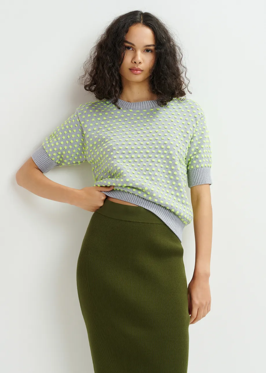 Top in maglia jacquard grigio e giallo con motivo a pois