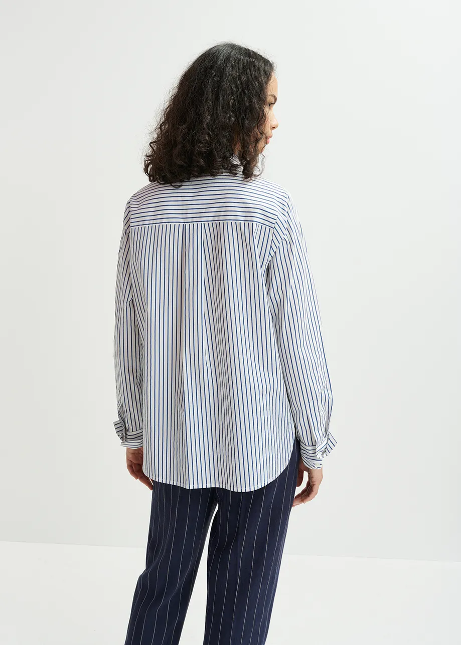 Chemise en coton blanche, bleue et multicolore à patte ornée