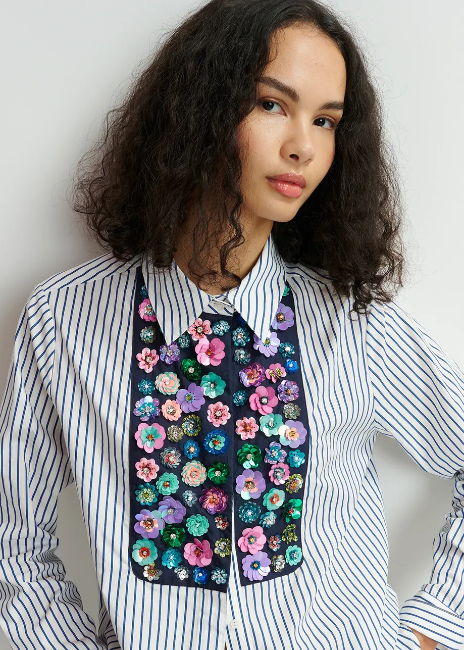 Camicia in cotone bianco, blu e multicolore con cannoncino in paillettes e perline