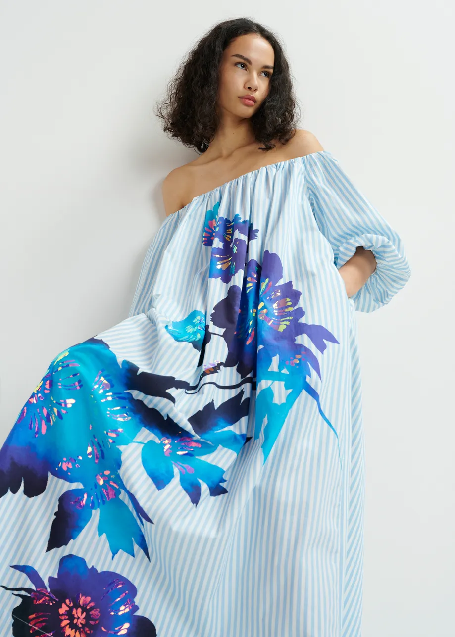 Robe longue à épaules nues et rayures bleu clair, blanche et bleu foncé