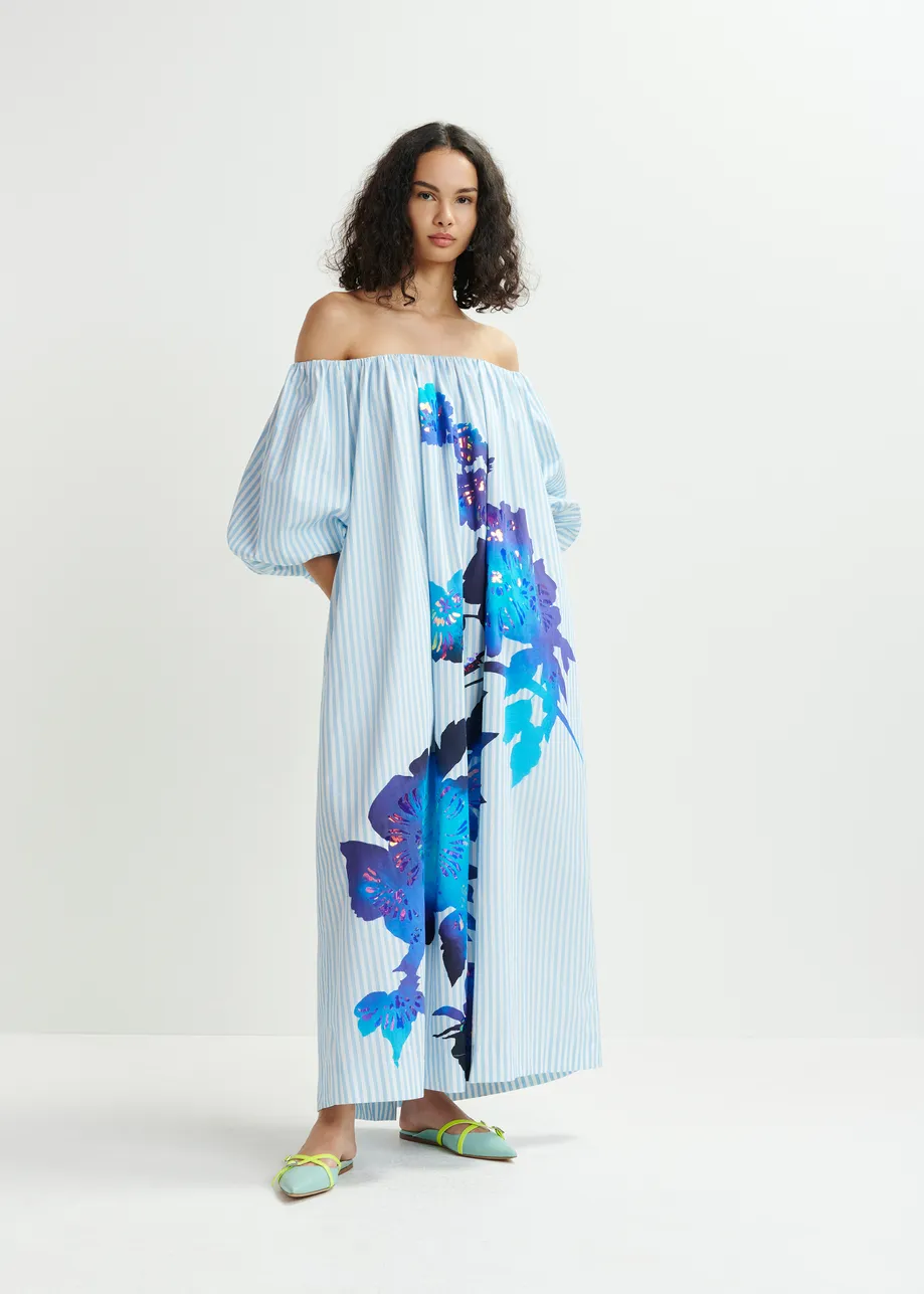 Robe longue à épaules nues et rayures bleu clair, blanche et bleu foncé