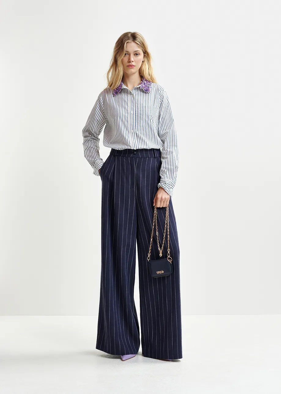 Pantalon large à fines rayures bleu foncé et blanc