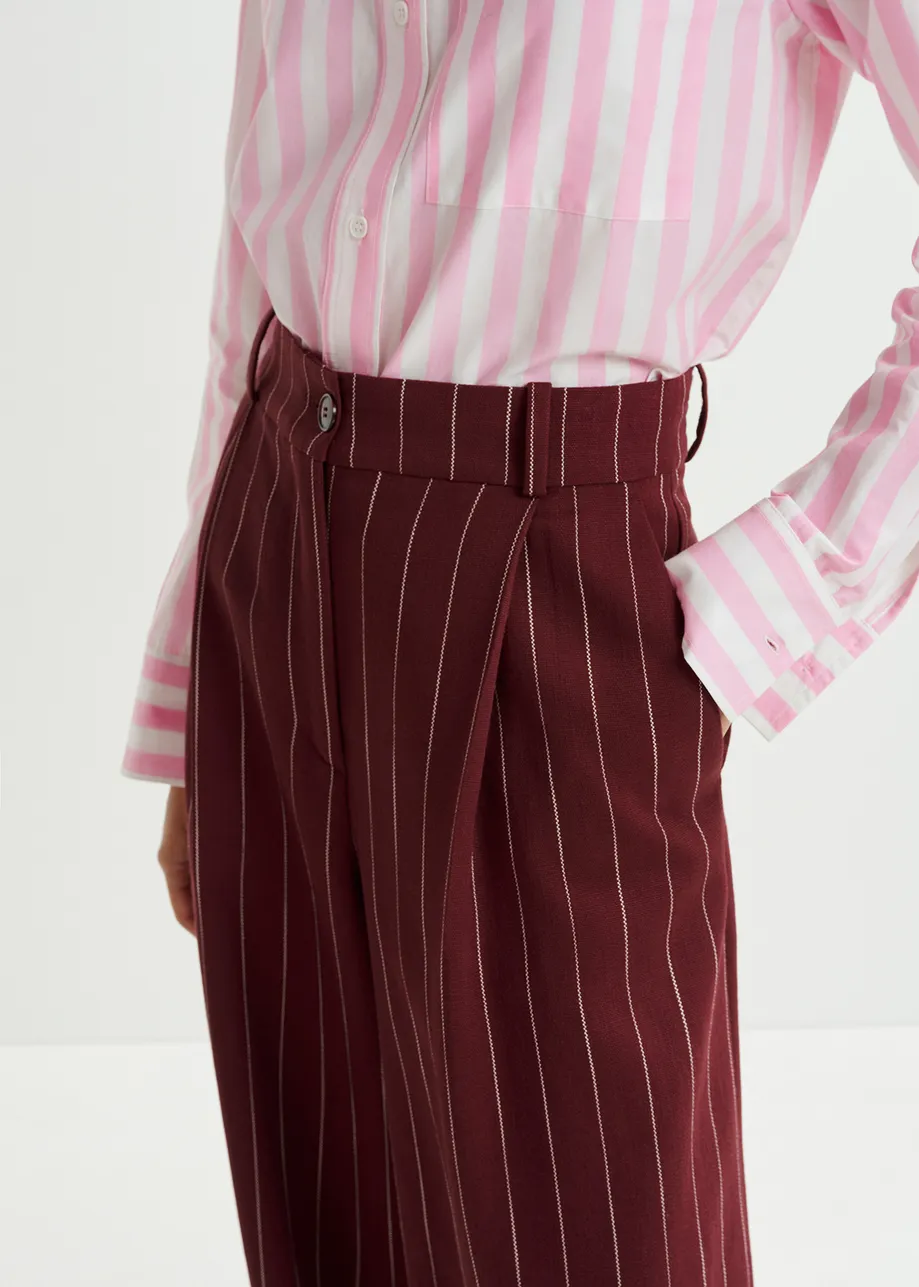 Pantalon large à fines rayures bordeaux et blanc