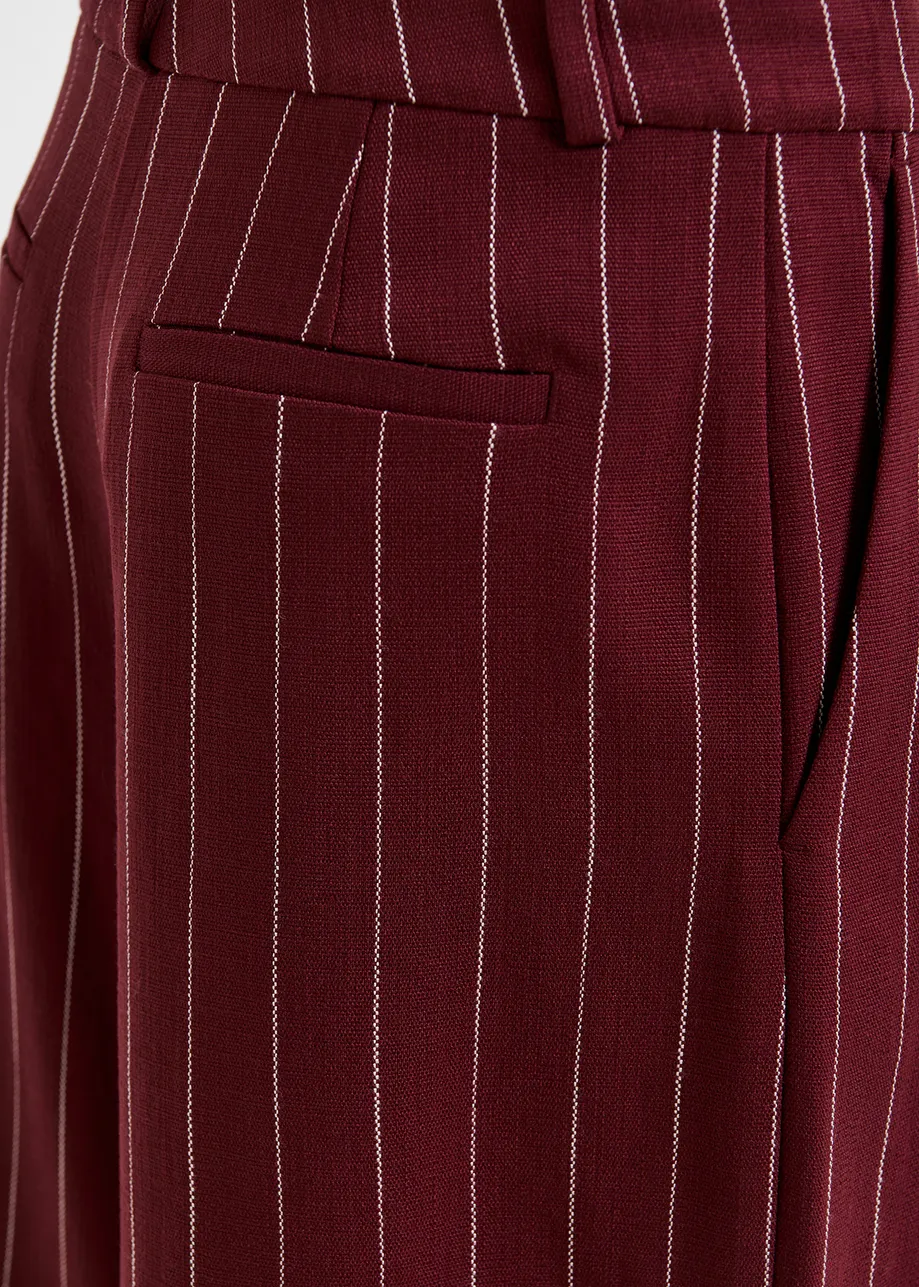 Bordeaux en witte wijde broek met pinstripes