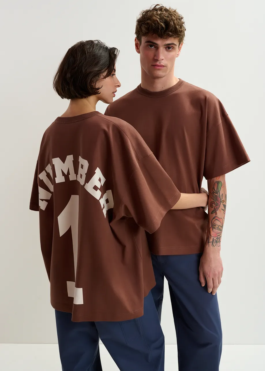 T-shirt bordeaux in cotone biologico con stampa "Number 1".