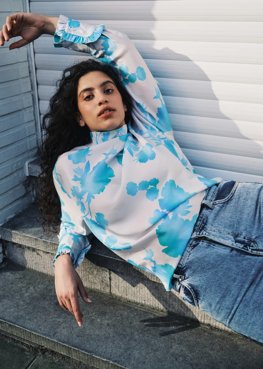 Haut en soie à imprimé floral blanc cassé et bleu