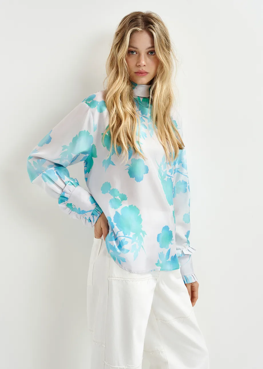 Gebroken witte en blauwe zijden top met bloemenprint