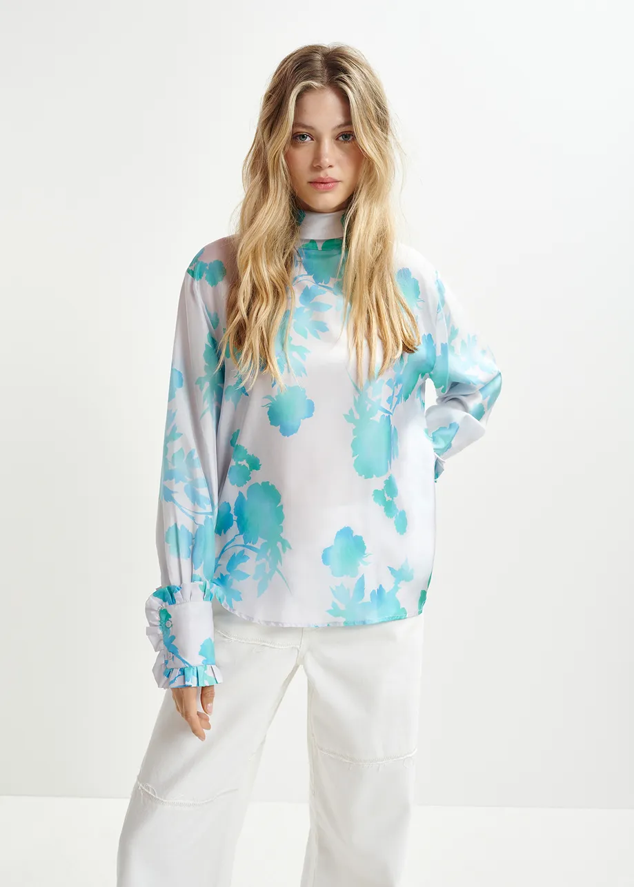 Gebroken witte en blauwe zijden top met bloemenprint