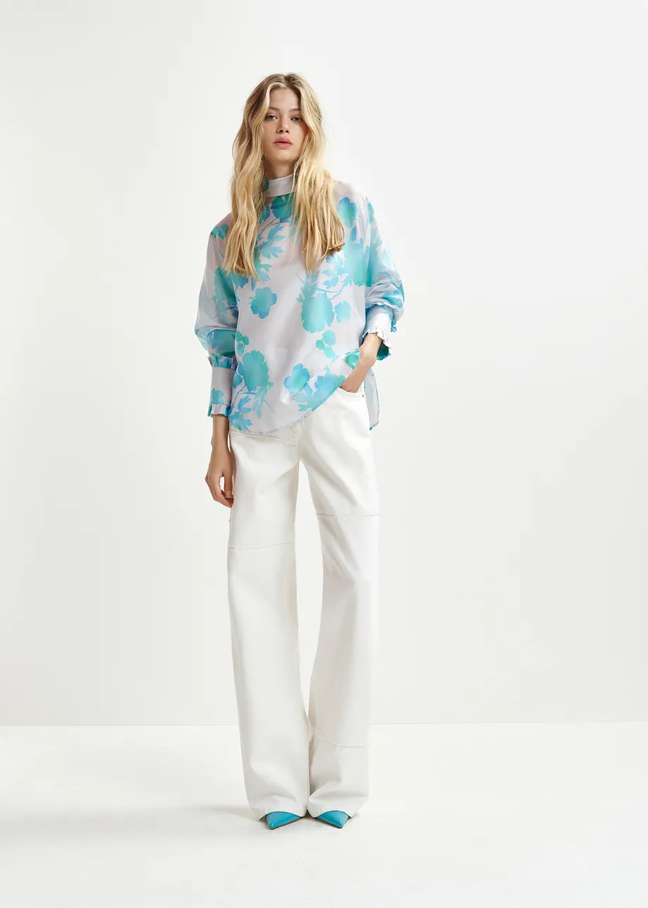 Gebroken witte en blauwe zijden top met bloemenprint