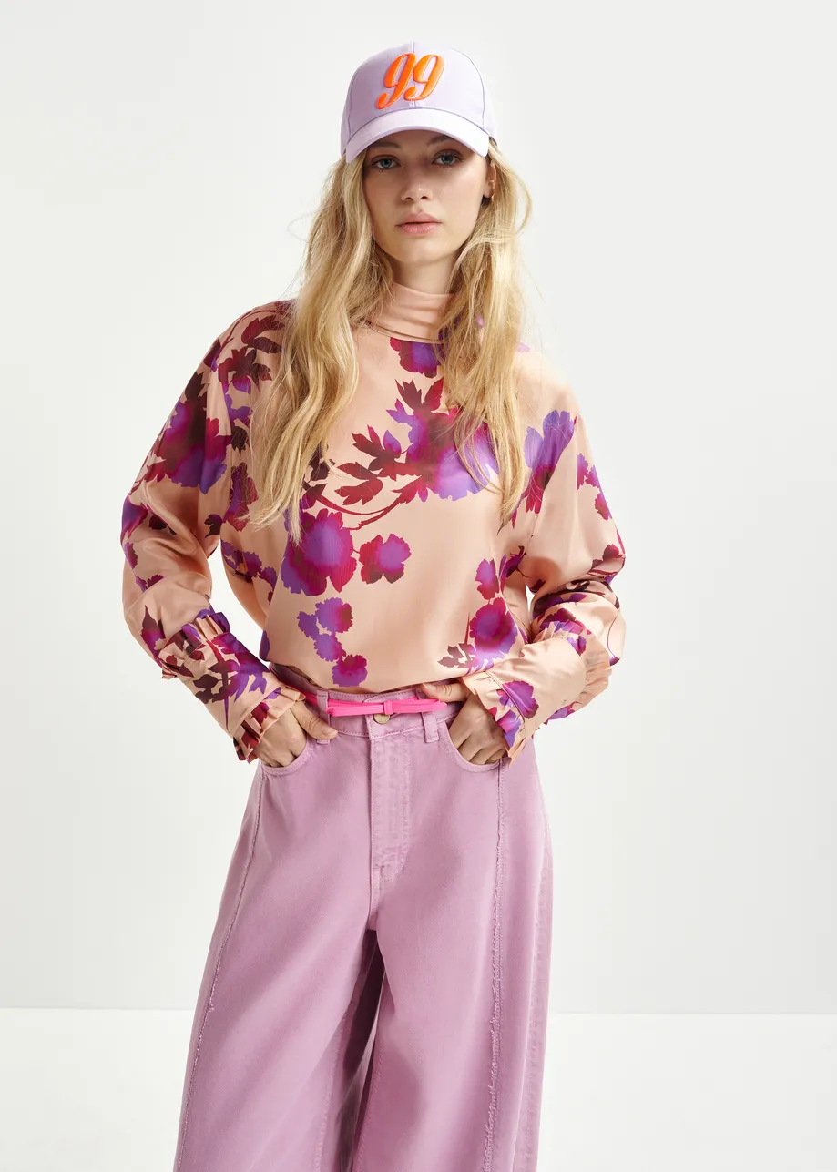 Top de seda con estampado floral, rosa empolvado y morado