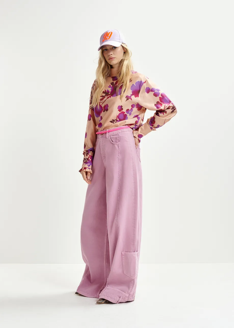 Top de seda con estampado floral, rosa empolvado y morado