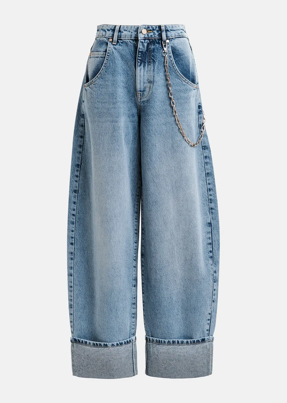 Blaue Ballonjeans mit umgeschlagenen Bündchen und abnehmbarer Kette