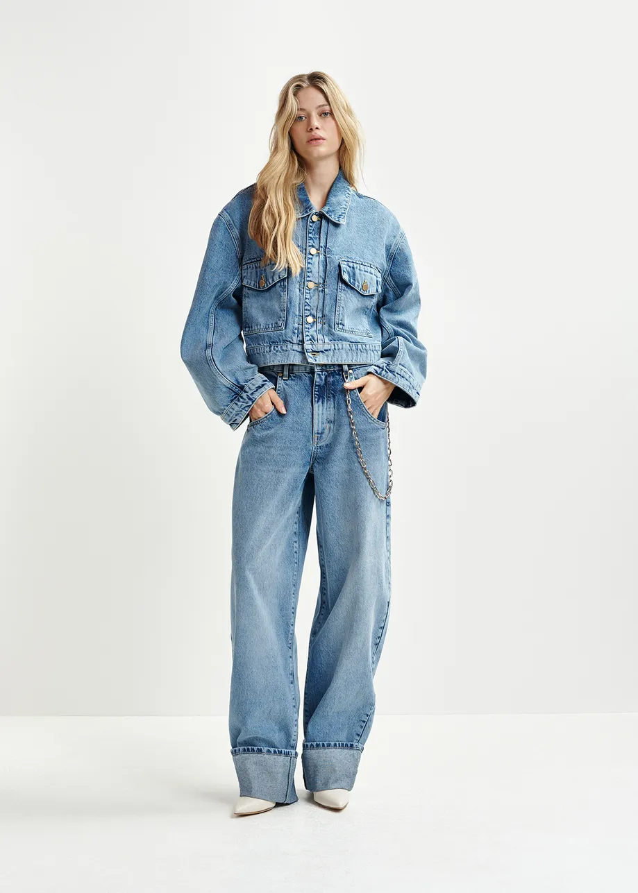 Blue balloon-fit jeans with folded cuffs and detachable chain