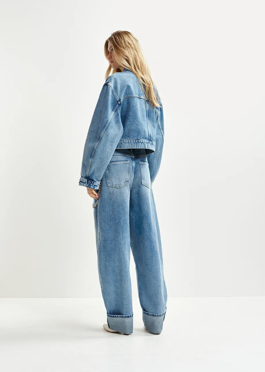 Blue balloon-fit jeans with folded cuffs and detachable chain