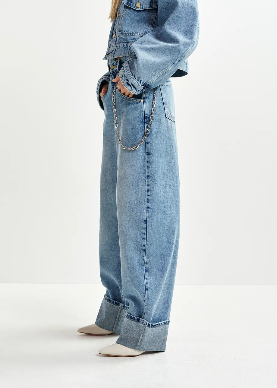 Blue balloon-fit jeans with folded cuffs and detachable chain