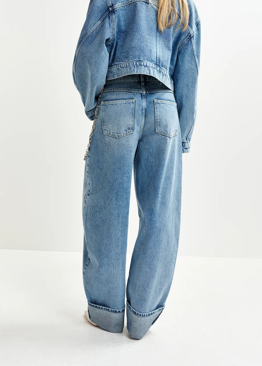 Blue balloon-fit jeans with folded cuffs and detachable chain