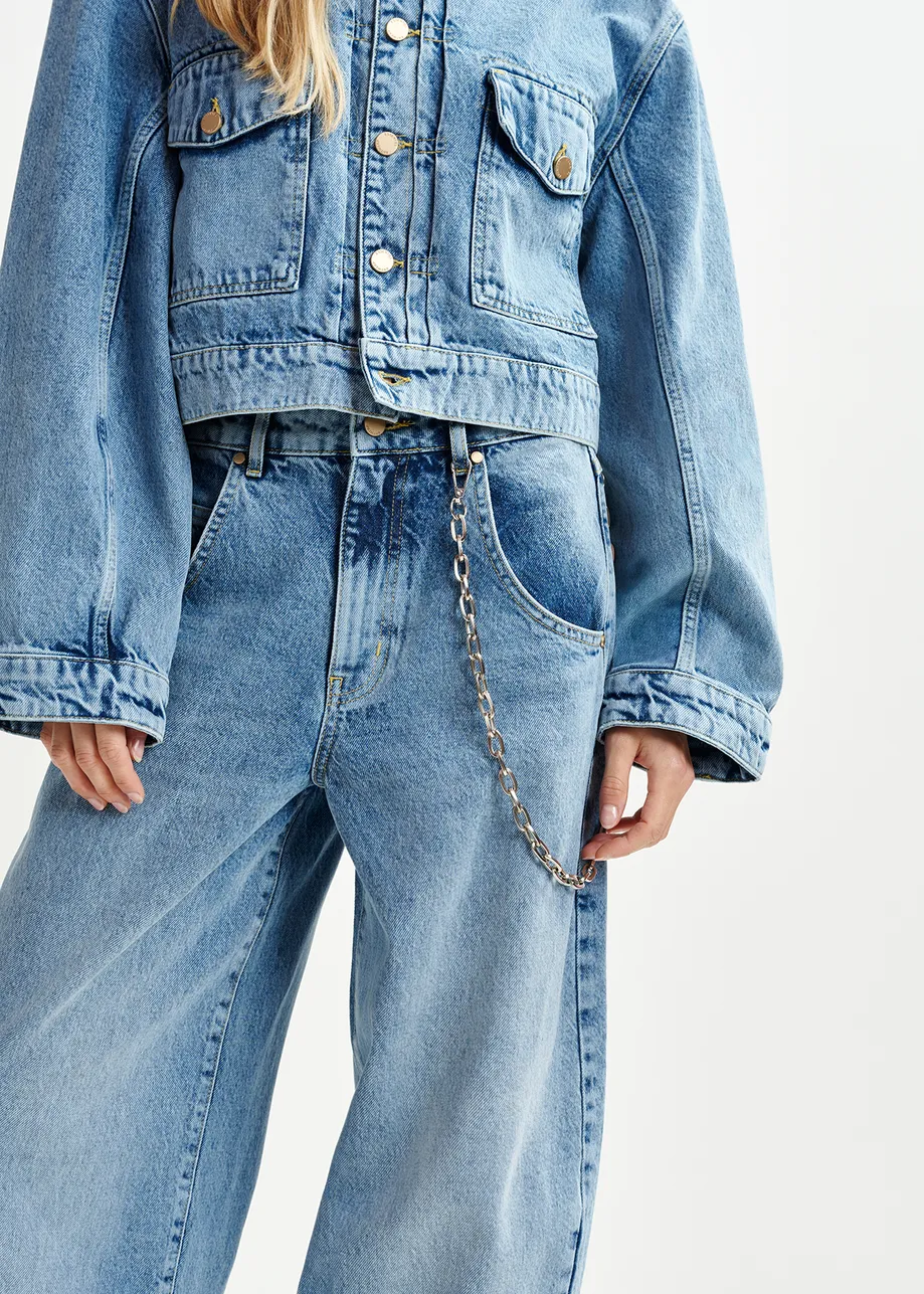 Blue balloon-fit jeans with folded cuffs and detachable chain