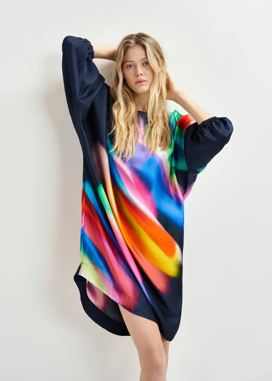 Robe courte bleu foncé et multicolore