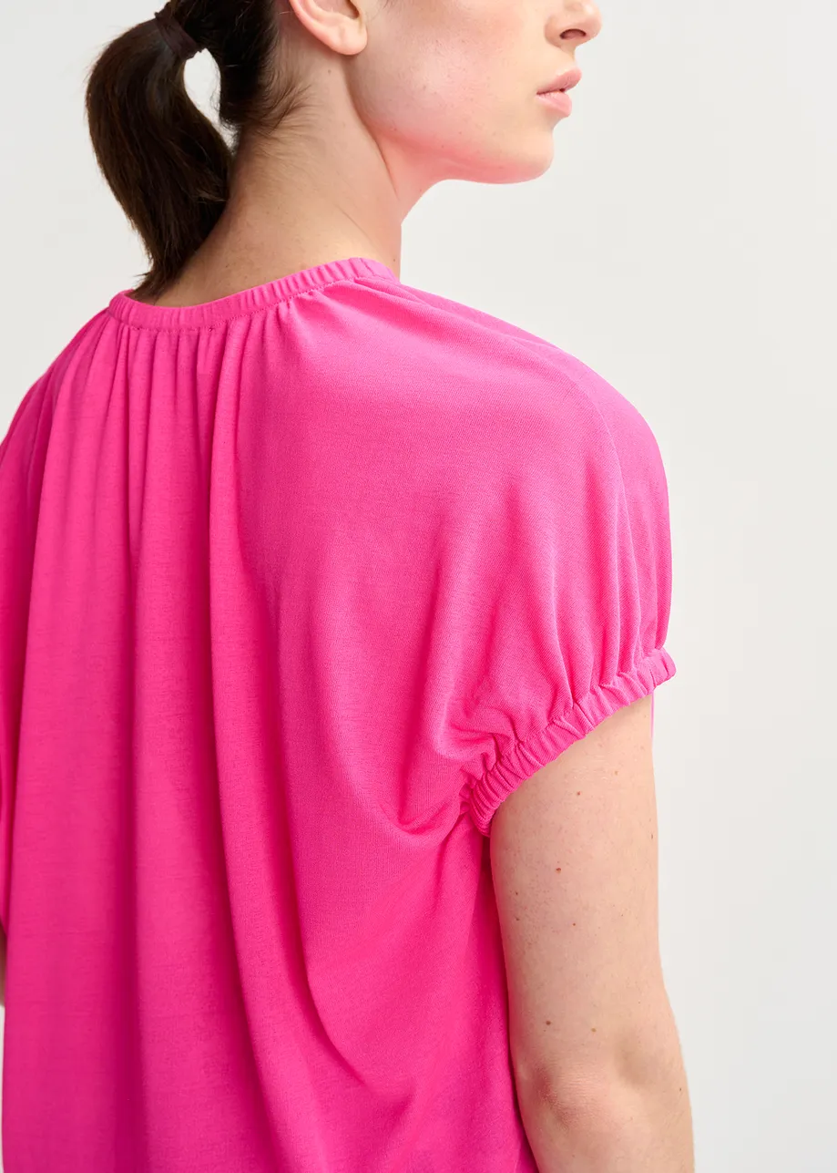 Roze T-shirt met delicate rug