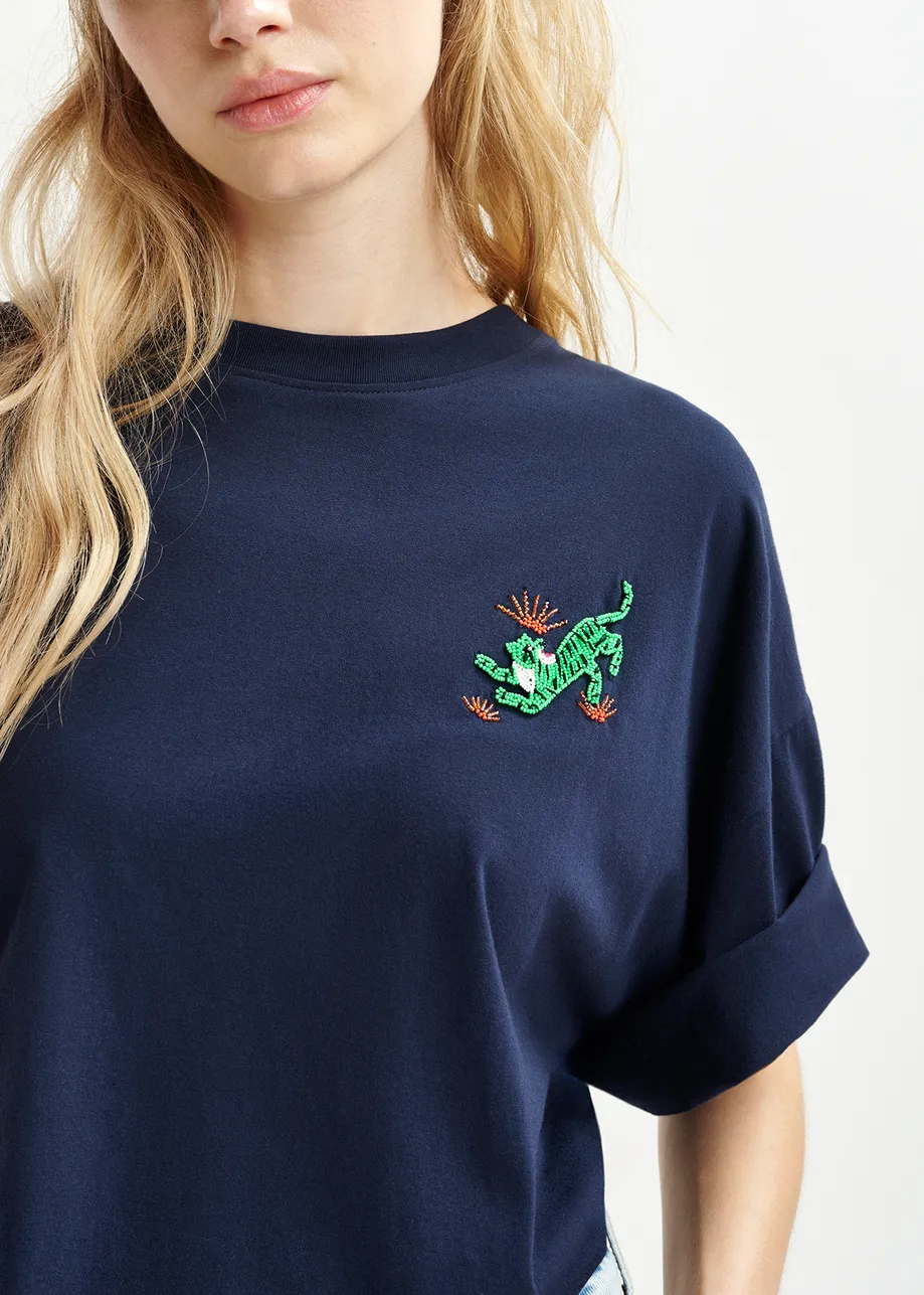 Donkerblauw biokatoenen T-shirt met borduurwerk