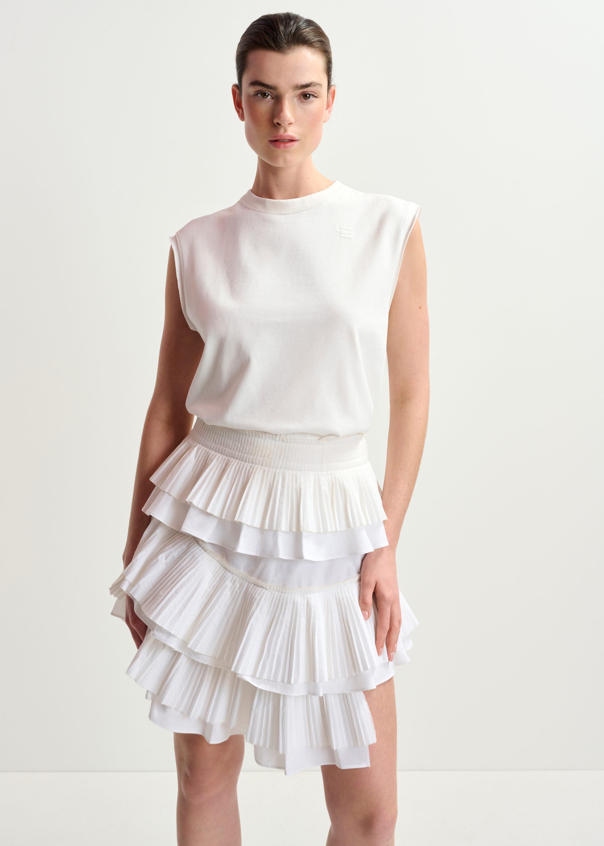 スカート ESSENTIEL ANTWERP HUPAUL PLEATED SKIRT White asymetrical layered mini skirt | Essentiel Antwerp