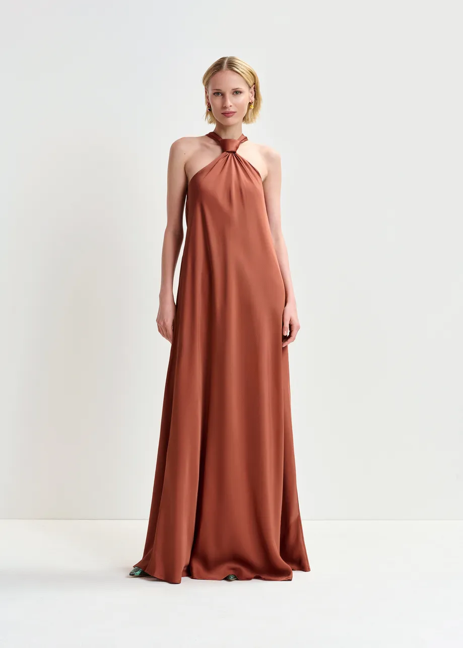 Robe longue brune à encolure américaine et nœud