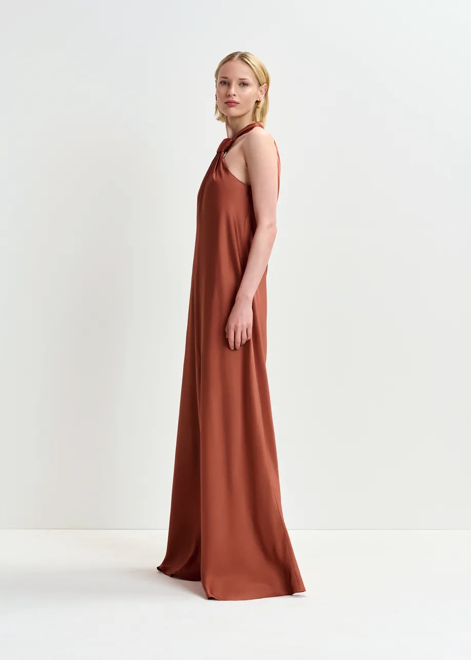 Bruine maxi-halterjurk met knoopdetail