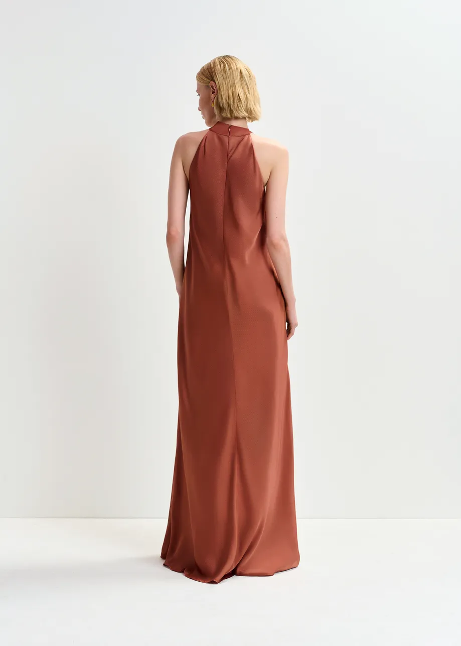 Robe longue brune à encolure américaine et nœud