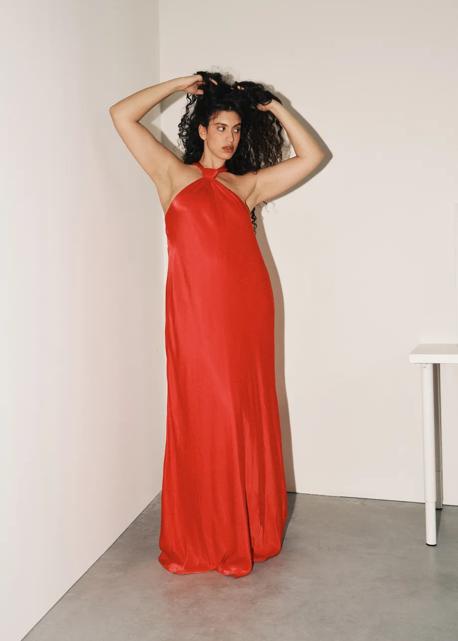 Rotes Neckholder - Maxikleid mit Zierknoten