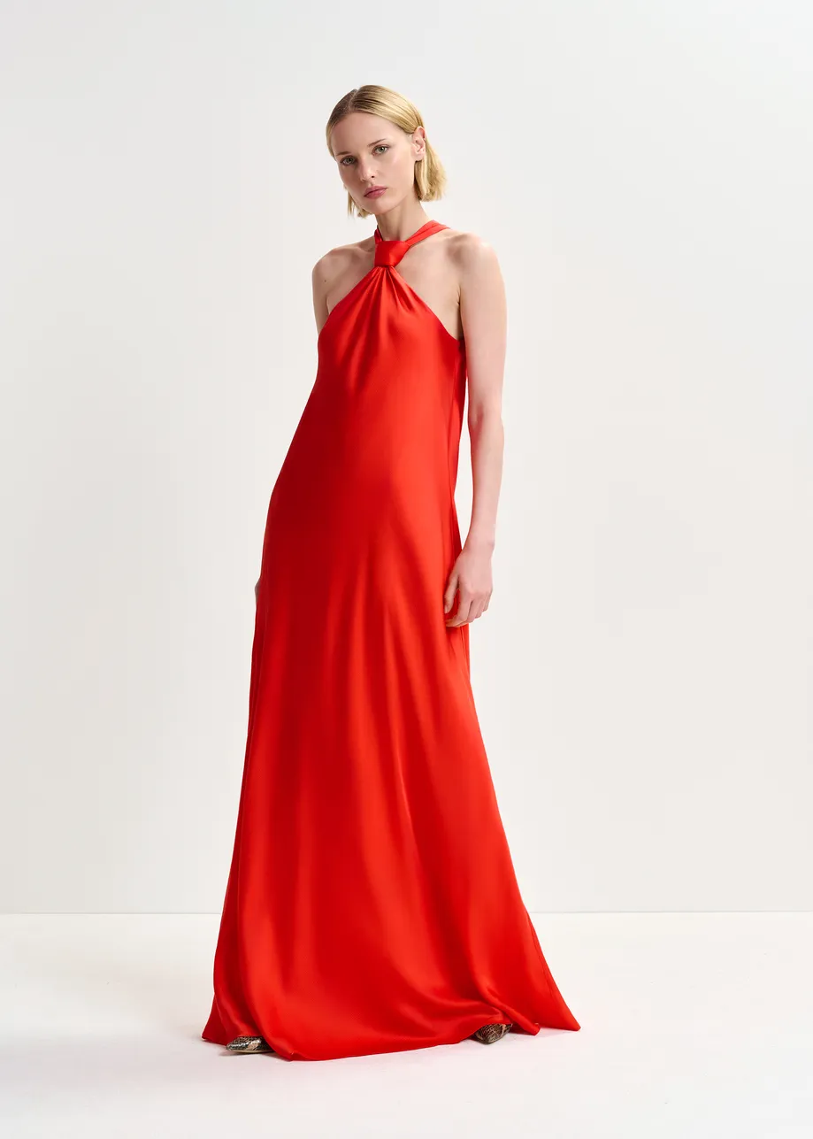 Robe longue rouge à encolure américaine et nœud