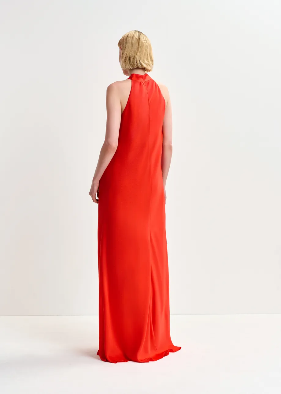 Robe longue rouge à encolure américaine et nœud