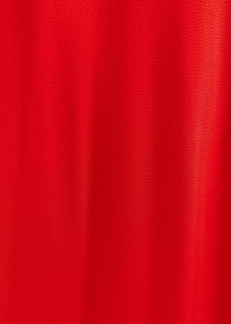 Robe longue rouge à encolure américaine et nœud