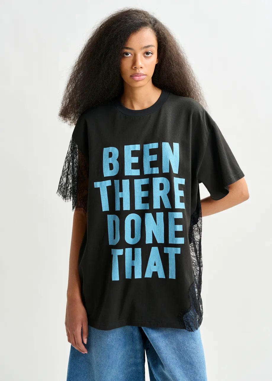 Grafisches Baumwoll-T-Shirt mit Spitzendetails in Schwarz und Blau