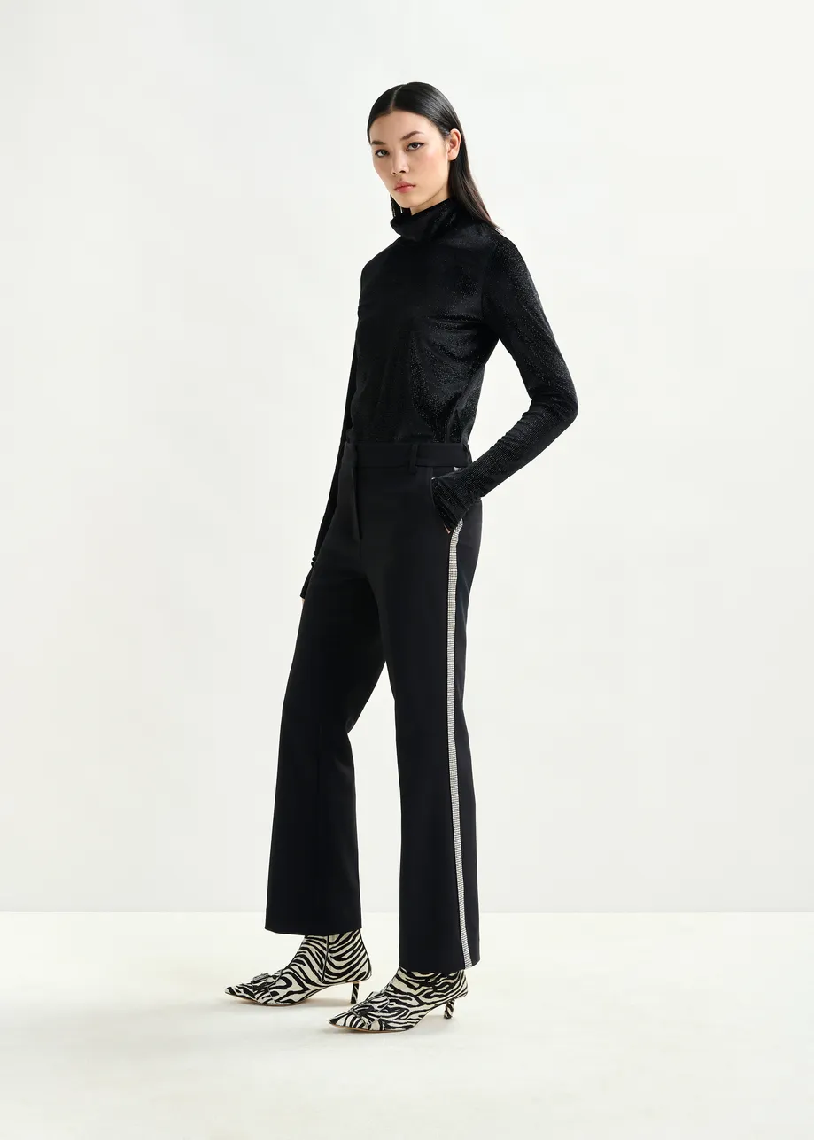 Zwarte uitlopende broek met stras opzij