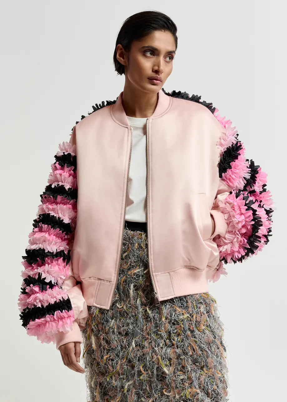 Champagnerfarbene Satin-Bomberjacke mit rosa und schwarzen Rüscheneinsätzen