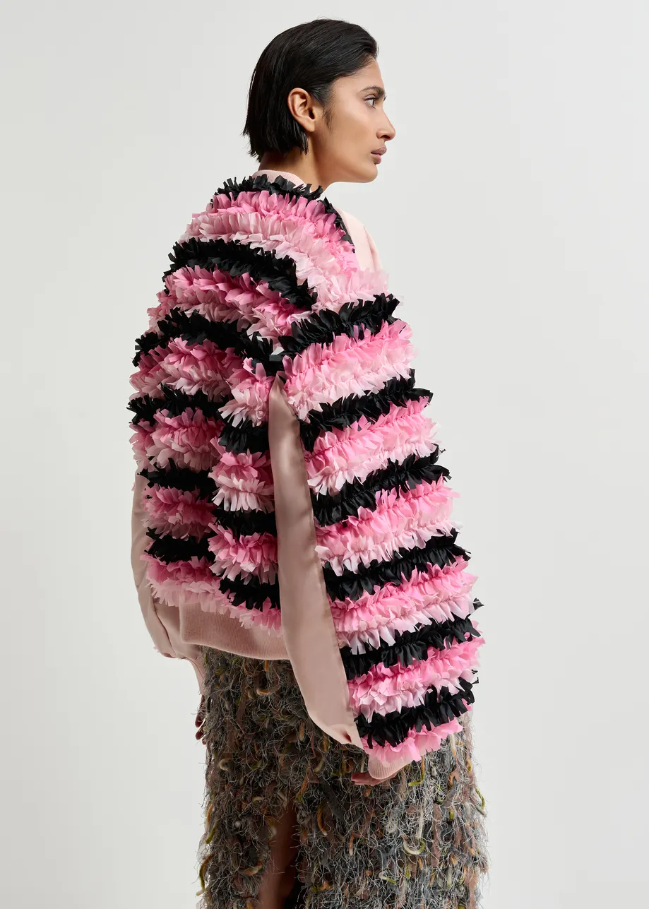 Champagnerfarbene Satin-Bomberjacke mit rosa und schwarzen Rüscheneinsätzen