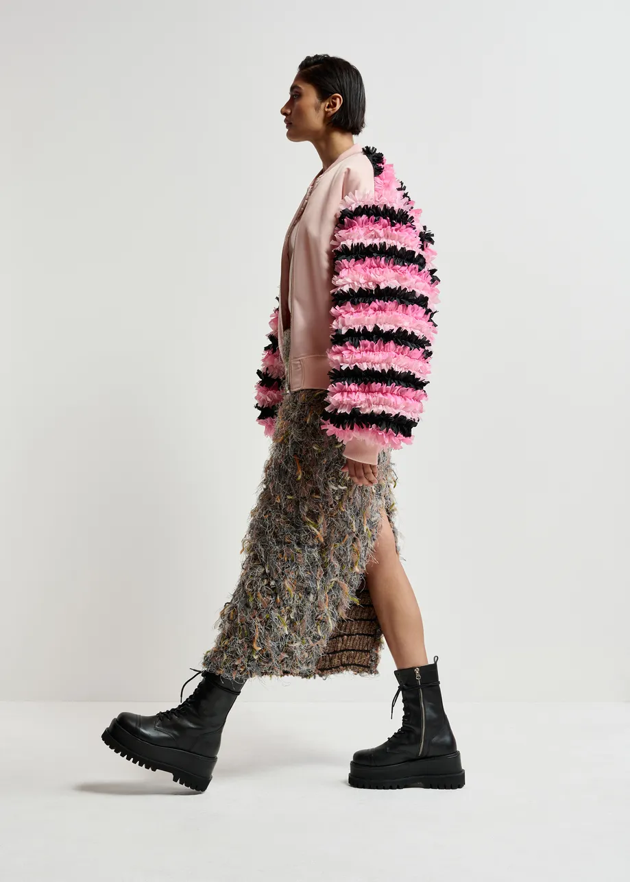 Champagnerfarbene Satin-Bomberjacke mit rosa und schwarzen Rüscheneinsätzen