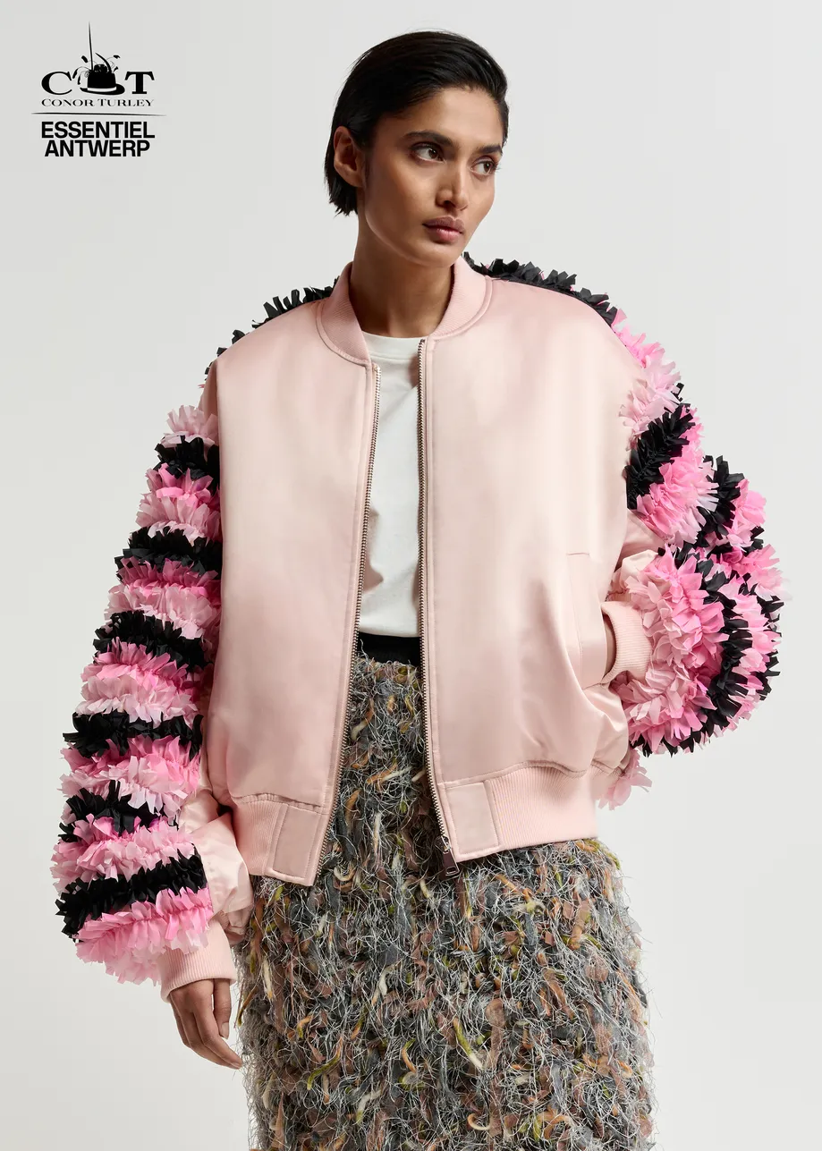 Champagnerfarbene Satin-Bomberjacke mit rosa und schwarzen Rüscheneinsätzen