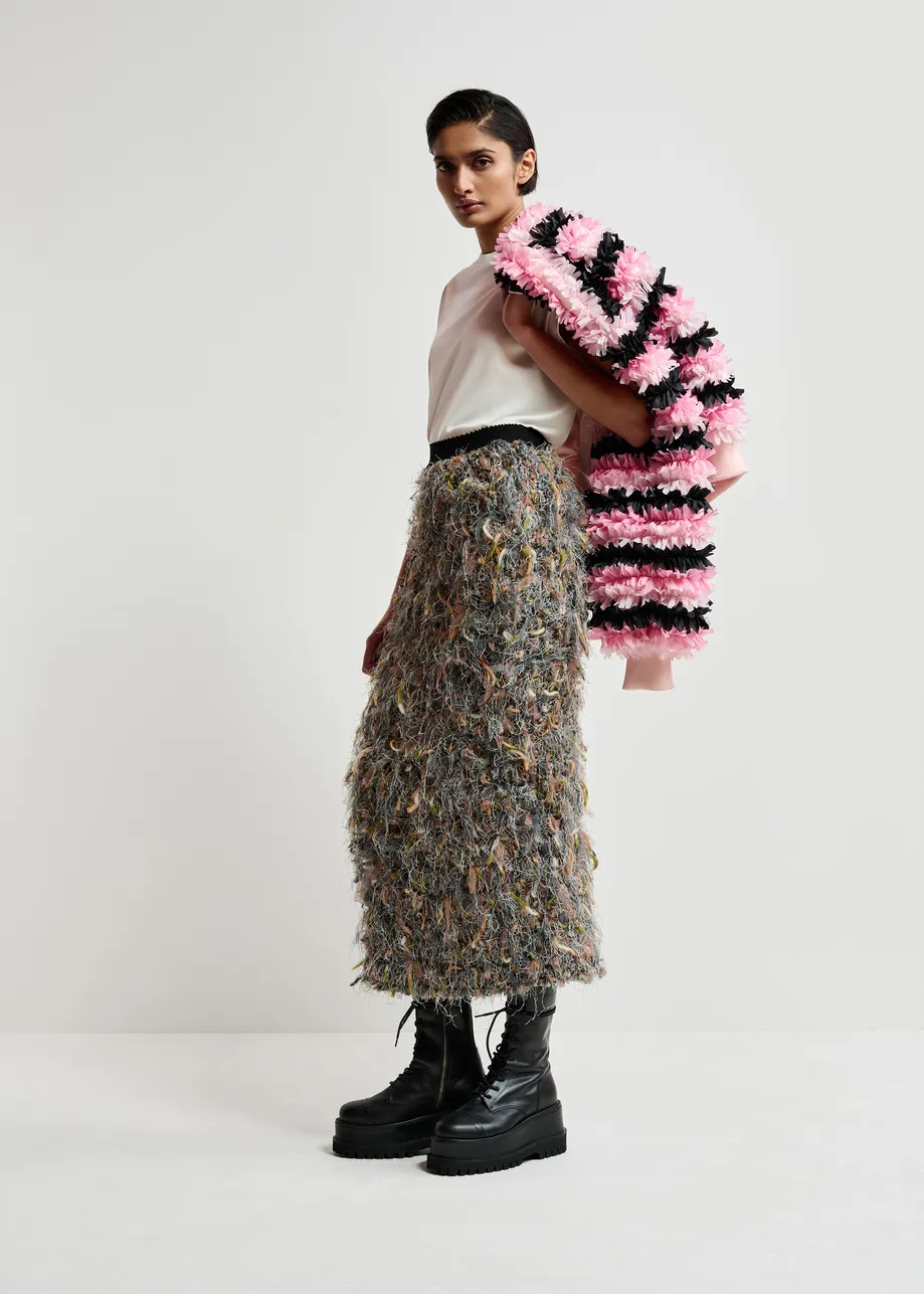 Grauer, beiger und cremefarbener Multi-Faser-Midirock mit Fransen
