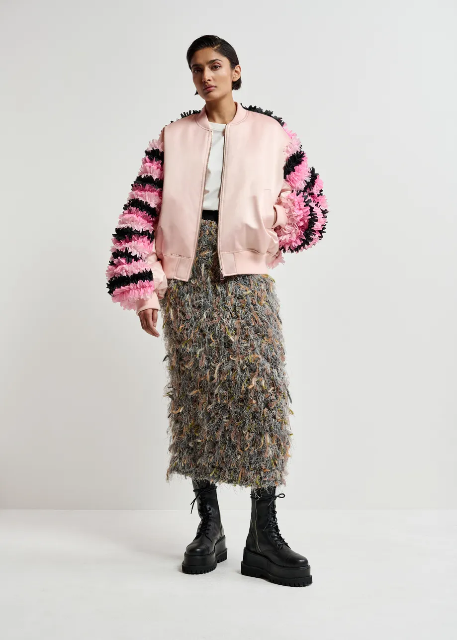 Grauer, beiger und cremefarbener Multi-Faser-Midirock mit Fransen