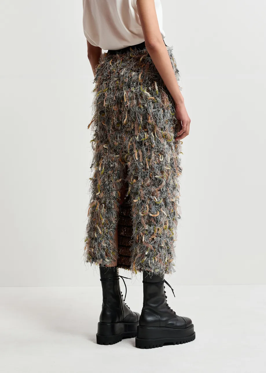 Grauer, beiger und cremefarbener Multi-Faser-Midirock mit Fransen