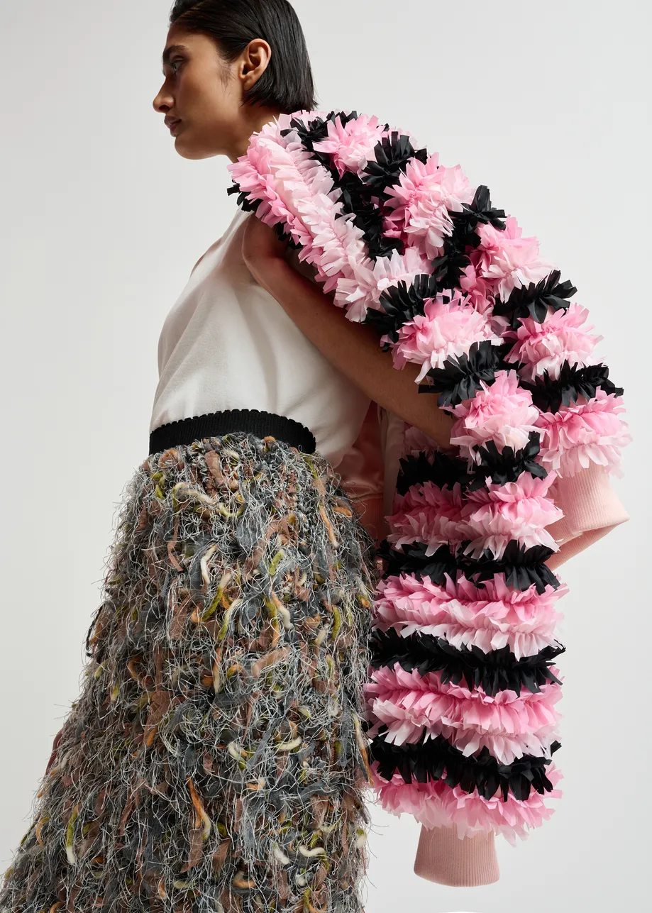 Grauer, beiger und cremefarbener Multi-Faser-Midirock mit Fransen