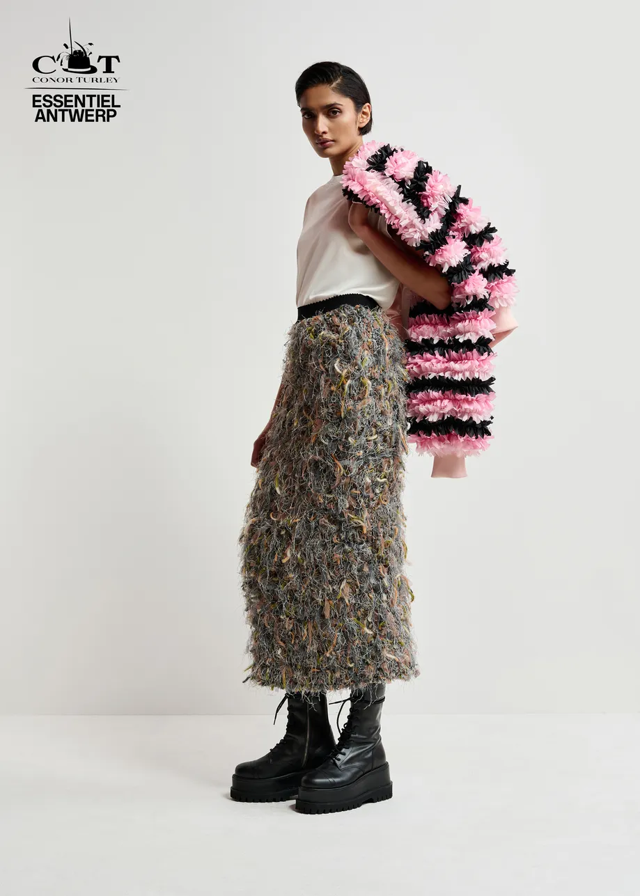 Grauer, beiger und cremefarbener Multi-Faser-Midirock mit Fransen