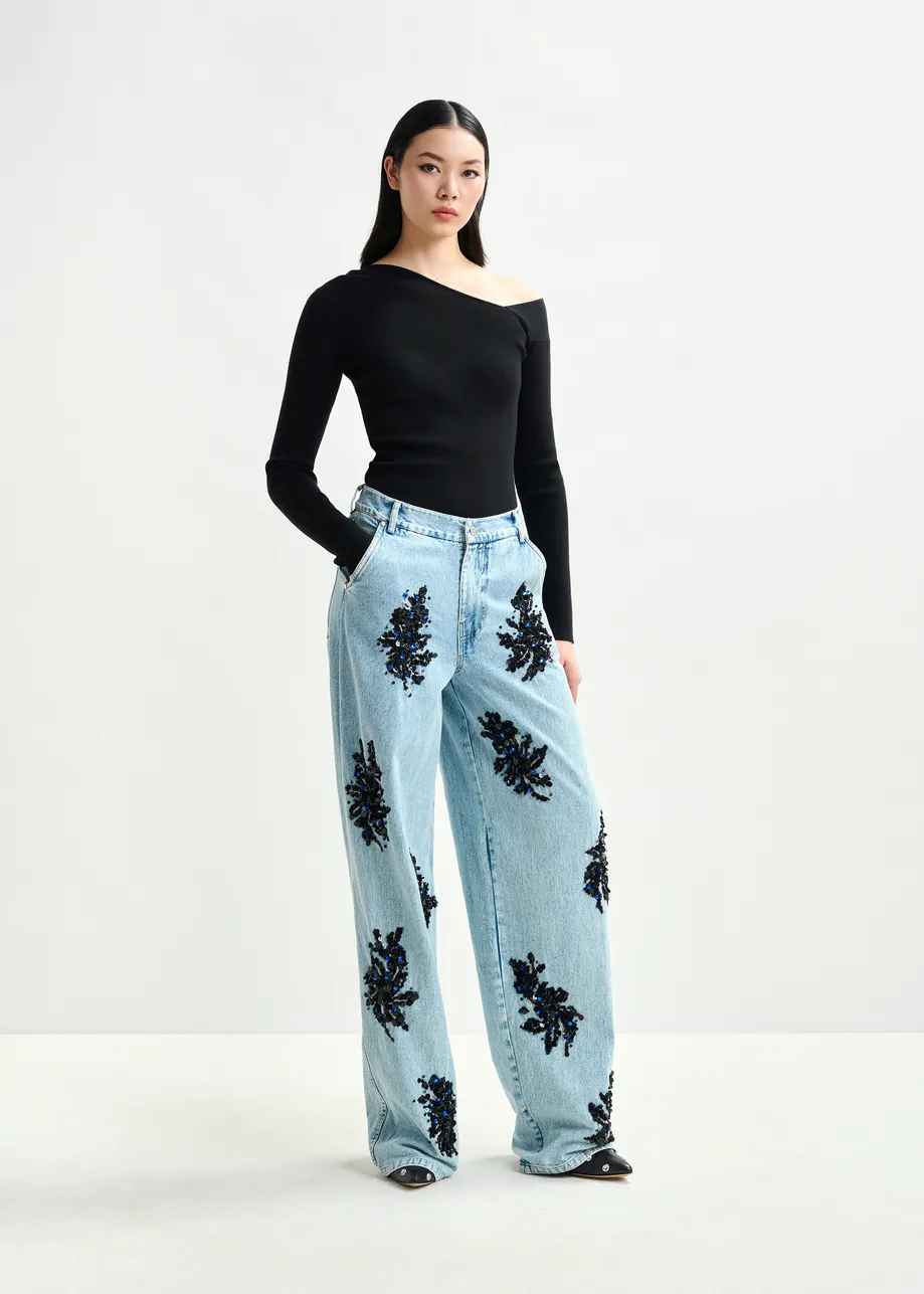Blauwe en zwarte jeans met versieringen