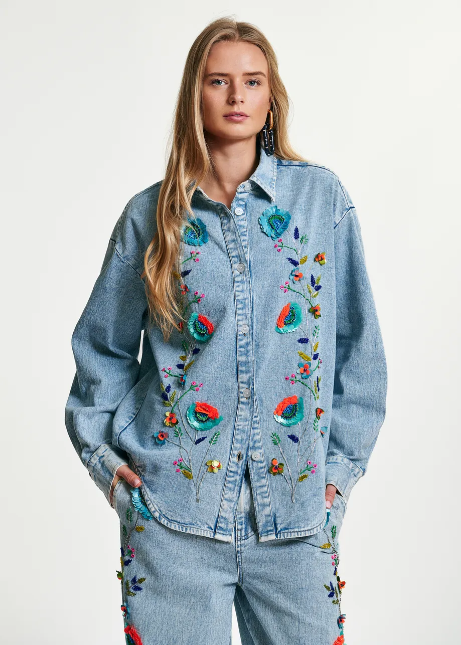 Chemise en denim bleue à fleurs pailletées multicolores